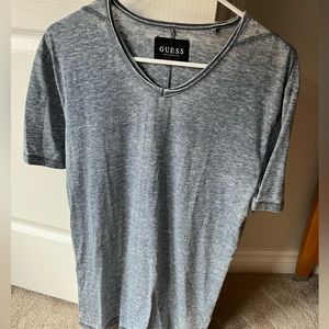V-neck guess tshirt